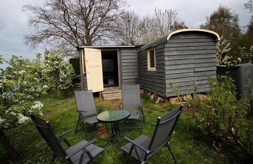 Breudijk Bed & Breakfast | Pipowagen/chalet de oude rijn