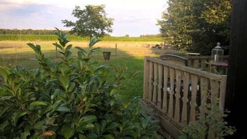 Onstwedde Bed & Breakfast | Pipowagen Lidewei Groningen Westerwolde unieke ligging met eigen tuin en vrij uitzicht over veld naar natuurgebied