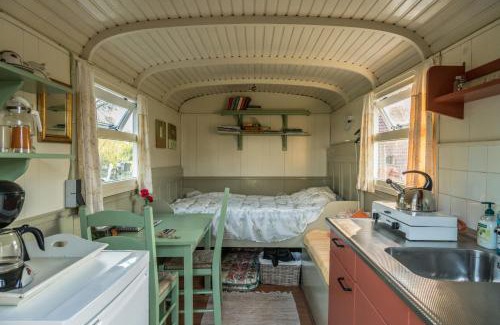 Onstwedde Bed & Breakfast | Pipowagen Lidewei Groningen Westerwolde unieke ligging met eigen tuin en vrij uitzicht over veld naar natuurgebied