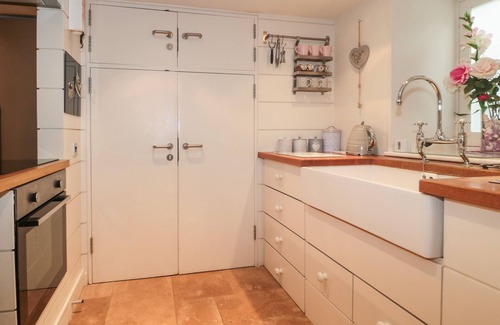 Milton Abbas Cottage | PIPS HIDEAWAY, pet friendly, with a garden in Milton Abbas