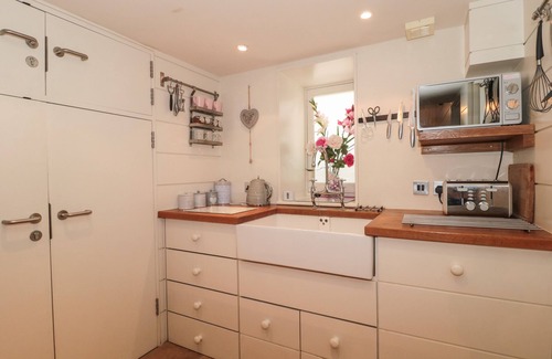 Milton Abbas Cottage | PIPS HIDEAWAY, pet friendly, with a garden in Milton Abbas