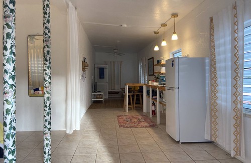 Contant Farms Apartment | Pirate's Cove STJ 🏴‍☠️15 minute walk to town and newly remodeled king 1 bdrm, AC🏝