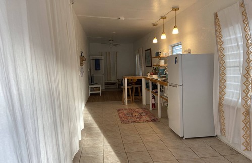 Contant Farms Apartment | Pirate's Cove STJ 🏴‍☠️15 minute walk to town and newly remodeled king 1 bdrm, AC🏝