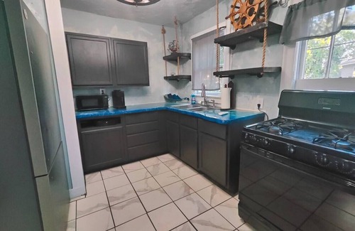 Fort Smith House | Pirate Seeking crew. Downtown with hot tub!
