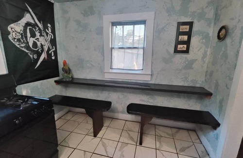 Fort Smith House | Pirate Seeking crew. Downtown with hot tub!