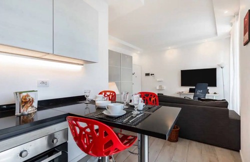 Centro Direzionale Apartment | Pirelli House it's a apartment on the 7th floor in super well-served area.