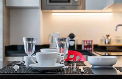 Centro Direzionale Apartment | Pirelli House it's a apartment on the 7th floor in super well-served area.