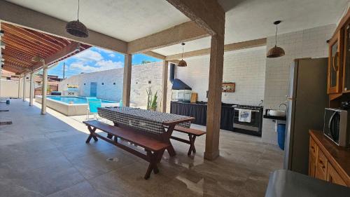 Tupy House | Piscina Aquecida, 4 Suítes, Bilhar, Área Gourmet