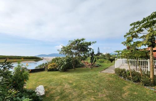 Ubatuba Villa | Piso superior:casa aconchegante à beira mar XS7441