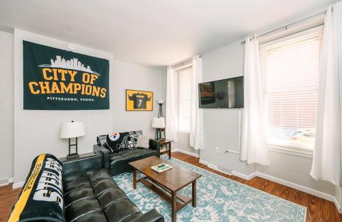 Manchester Apartment | Pittsburgh's Sports Suite- FREE driveway Parking