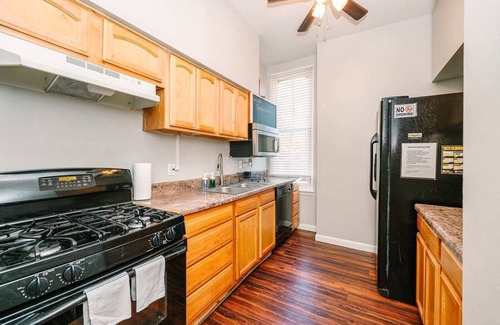 Manchester Apartment | Pittsburgh's Sports Suite- FREE driveway Parking