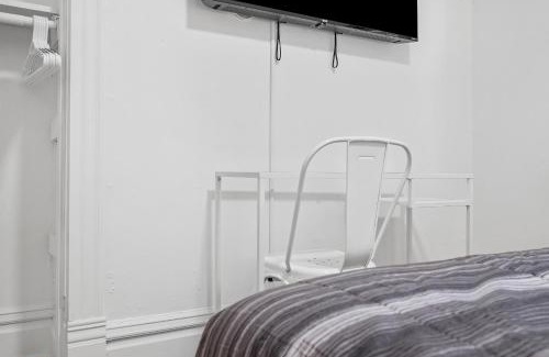 Shadyside House | Pittsburgh Shadyside 1D Stylish and Cozy Private Bedroom with Shared Bathroom