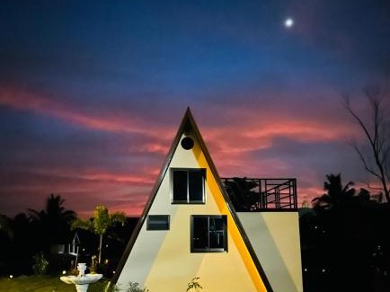 Buriram Ski Chalet | PJ Kingdom Camps บ้านริมน้ำ สำหรับครอบครัว