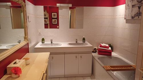 Sainte-Foy-la-Grande Apartment | Place de la Bastide