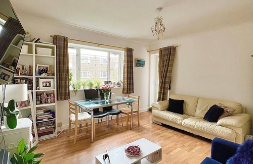 Mapesbury Apartment | Place to Chill, Zone 2, London. 5 min Walk from Tube. Great Connectionsn