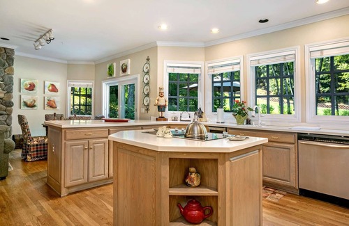 Eagle-Vail House | Plan Ahead for Fall or Winter! Treat Yourself to 5,247 Sq Ft, 3 Fireplaces & Private HotTub To Relax