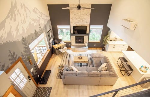 Ashford House | Plan For Fall Now! Sleeps 8 - Hot Tub - Fire Pit