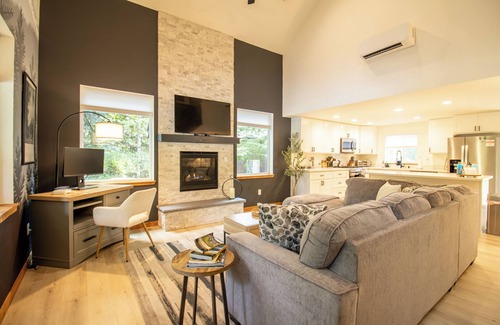 Ashford House | Plan For Fall Now! Sleeps 8 - Hot Tub - Fire Pit