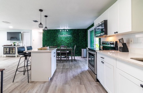 Plant City House | Plant City Modern Soho Farmhouse, Event Friendly!