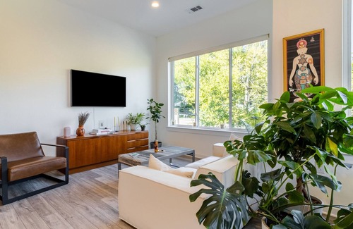Galindo Apartment | Plant Filled Austin Loft 3B 3B Steps from S. Congress