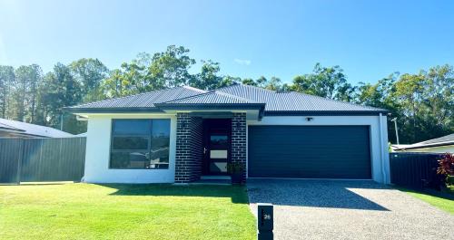 Landsborough House | Plantation Retreat 4 Bedroom Modern Home