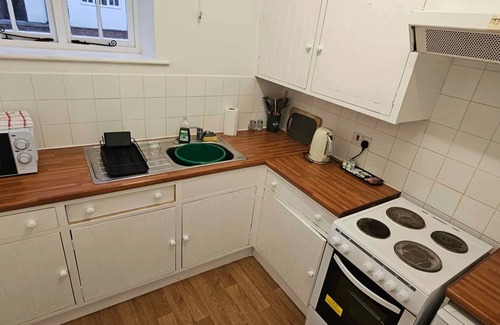 Mynydd Isa Cottage | Plas Bellin Cosy Cottage Kitchen & Bath Wi-Fi & TV Pet-Friendly