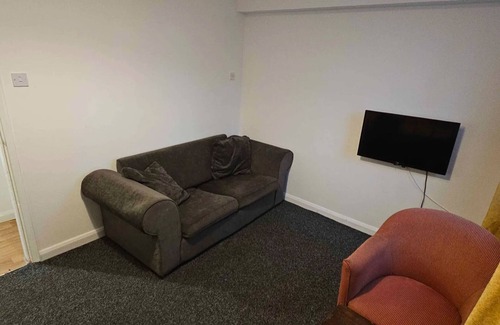 Mynydd Isa Cottage | Plas Bellin Cosy Cottage Kitchen & Bath Wi-Fi & TV Pet-Friendly