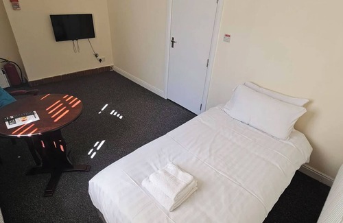 Mynydd Isa Apartment | Plas Bellin Cosy Studio Kitchen & Bathroom TV Wi-Fi Pet-Friendly