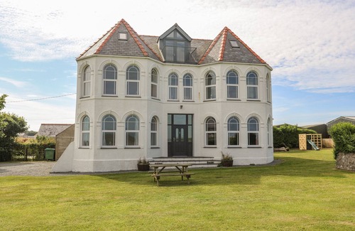 Llanfaelog House | Plas Newydd