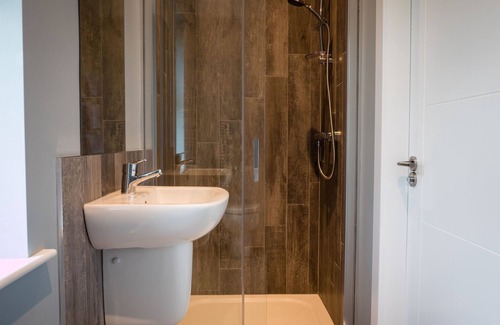 Enniskillen Cabin | Platinum Lakeside Lodge at Mullans Bay