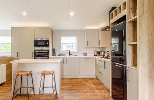 Mablethorpe Ski Chalet | Platinum Lakeview Lodge Sleeps 6