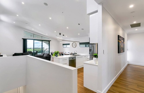 Seymour House | "Platinum on Washpool" Luxury River Front Property via Tailem Bend