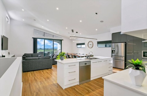 Seymour House | "Platinum on Washpool" Luxury River Front Property via Tailem Bend