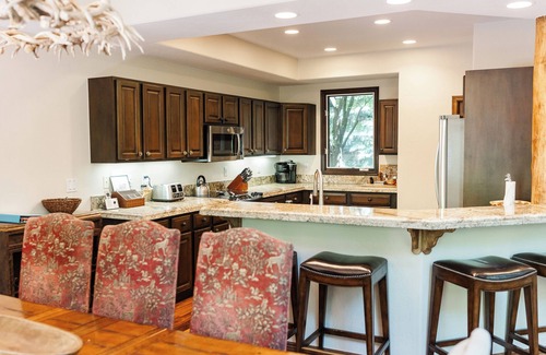 Edwards House | Platinum Rated Luxury Home-Easy Walk to Lift!