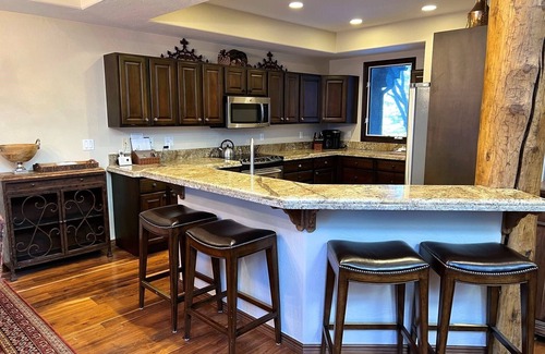 Edwards House | Platinum Rated Luxury Home-Easy Walk to Lift!