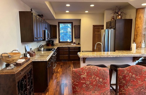 Edwards House | Platinum Rated Luxury Home-Easy Walk to Lift!