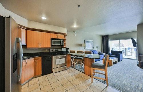 Las Vegas Apartment | Platinum | Vegas View from Balcony | Sleeps 4