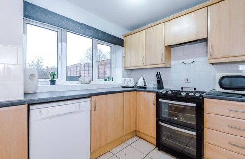 Wigan House | Platt House - 5 bedroom house, FREE WiFi, Parking, Smart TV in all rooms!