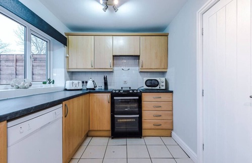 Wigan House | Platt House - 5 bedroom house, FREE WiFi, Parking, Smart TV in all rooms!