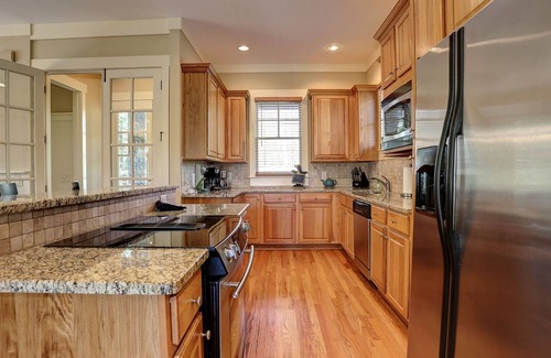 Big Canoe House | Play ping pong and relax by the wood fireplace! - Choctaw Lodge