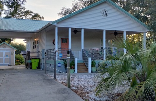 Supply House | Play - Surf, SUP, Fish, and Bike ~ 2 miles to Beach, Community Dock on ICW