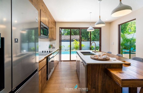 Potrero Ski Chalet | Playa Potrero: Stunning modern 3 Br, 3.5 bath home - Casa Coralis