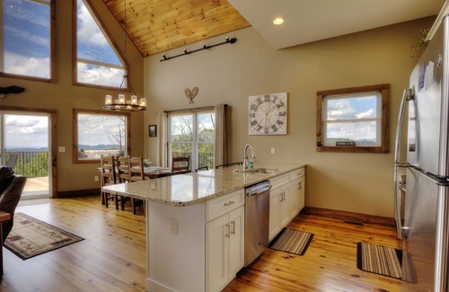 Gatlinburg Cottage | Playgrounds and Mountains Near The Parkway