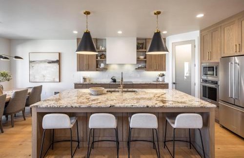 St. George House | Playin On The Ledge
