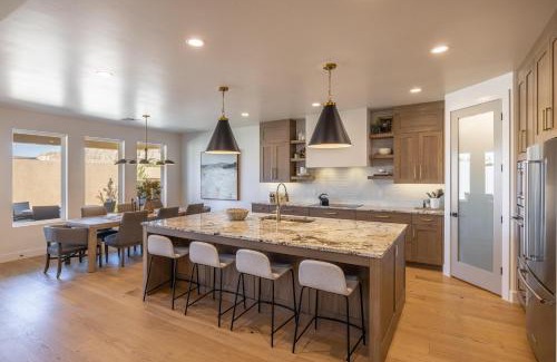 St. George House | Playin On The Ledge