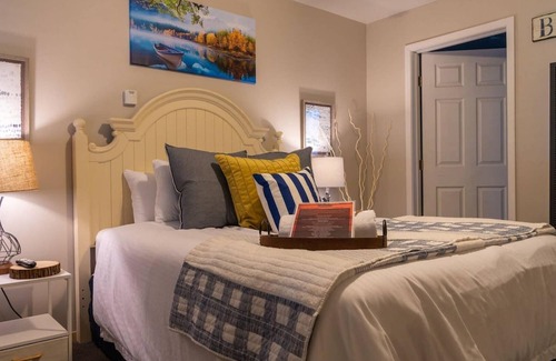 Tahoe Valley Hotel | Playpark Lodge Unit 7 Deluxe Queen Room