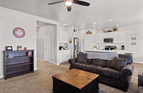 Caldwell House | Playset- Family Friendly- Sleeps 10- BBQ