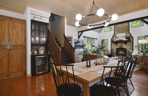 East Ellijay Cabin | Playset-Outdoor Movies-Mini Golf-Hot tub-For kids of all ages!