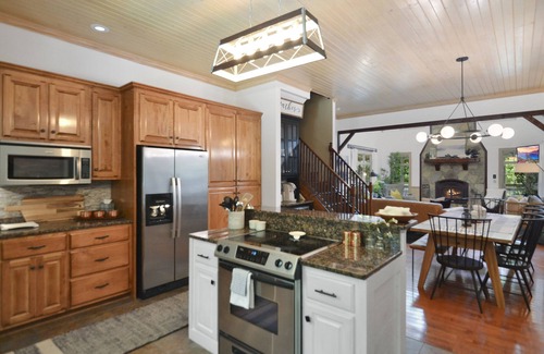 East Ellijay Cabin | Playset-Outdoor Movies-Mini Golf-Hot tub-For kids of all ages!