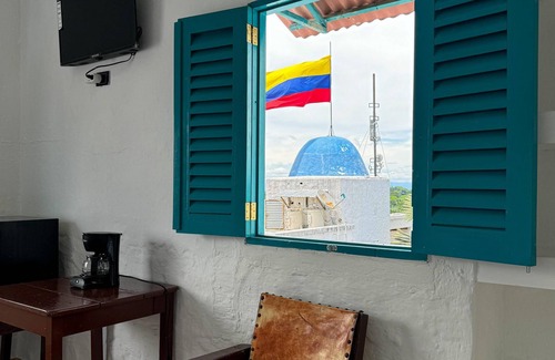 Puerto Triunfo Cabin | Plaza Blanca está ubicado en el Corazón del Santorini Colombiano.